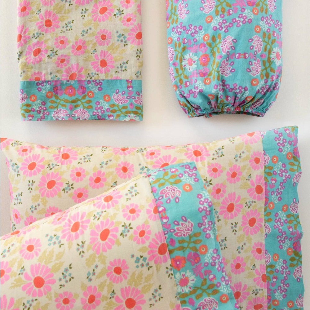 Natural Life queen Floral Bedding Set in Blue and Cream. NWT